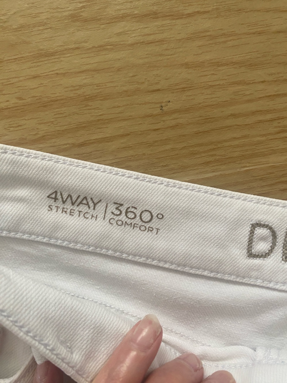 DL1961 Lola White Frayed Hem Denim Shorts SIZE 27. A stain callout - Picture 7 of 15